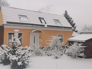 Exterior - Holiday Home 'Ferienhaus Enger' with Private Terrace, Wi-Fi and Air Conditioning (Saalfeld/Saale)