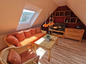 TV, fireplace - Holiday Home 'Ferienhaus Enger' with Private Terrace, Wi-Fi and Air Conditioning (Saalfeld/Saale)