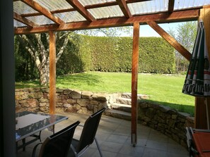 Outdoor dining - Holiday Home 'Ferienhaus Enger' with Private Terrace, Wi-Fi and Air Conditioning (Saalfeld/Saale)