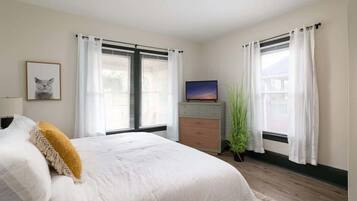 Escritorio, tabla de planchar con plancha, cuna de viaje y wifi