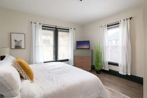 Desk, iron/ironing board, travel crib, WiFi - 5 mins to downtown 3 Kings Old Salem Sanctuary (Winston-Salem)