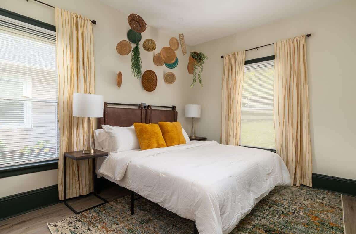 Bureau, fer et planche à repasser, lit parapluie, Wi-Fi