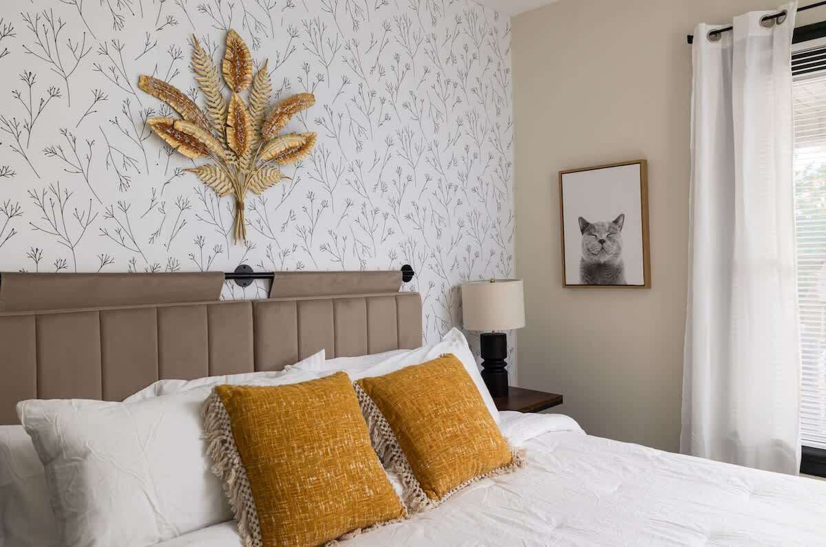 Skrivebord, strykejern/-brett, reiseseng for barn og wi-fi