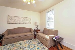 TV - Historic Charm & Modern Convenience (Greensboro)