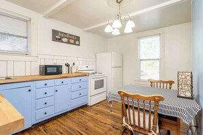 Private kitchen - Historic Charm & Modern Convenience (Greensboro)
