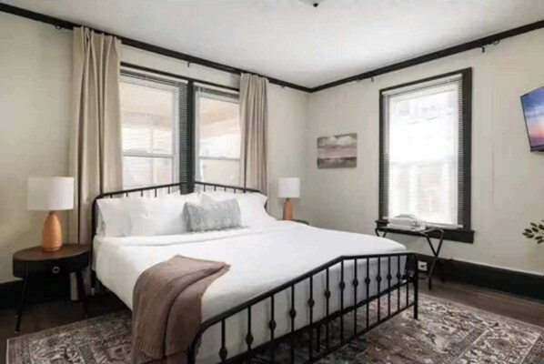 3 bedrooms, desk, iron/ironing board, WiFi