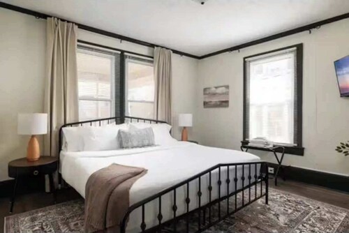 Modern 3BR Executive Suite – Steps from Old Salem & Downtown