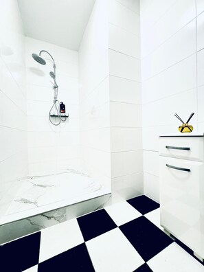 Basic Apartment | Bathroom | Shower, free toiletries, hair dryer, towels - Luxury 7 Bedroom Apartment Sleeps 16 (Vienna)