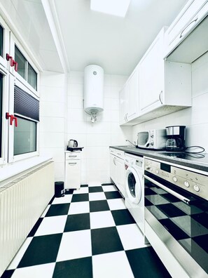 Căn hộ cơ bản | Bếp riêng | Tủ lạnh, lò vi sóng, lò nướng, bếp nấu 