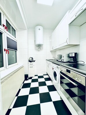 ベーシック アパートメント | 専用キッチン | 冷蔵庫、電子レンジ、オーブン、コンロ