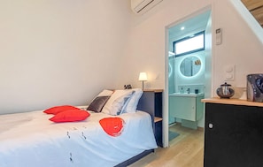 1 bedroom, travel crib, free WiFi - Awesome home in Herry with heated swimming pool (Herry)