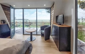 Travel crib, free WiFi