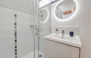 Shower, hair dryer - Awesome home in Herry with heated swimming pool (Herry)