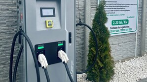 A charging station with a sign indicating a 120 kW capacity and a rate of 2.20 lei per kWh. - River Park Dragasani (Drăgășani)