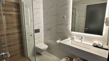 Een douche, gratis toiletartikelen, een haardroger, handdoeken