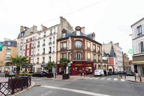 A street view with a corner building featuring a shop named 'Nicolas.' - Superbe Appartement - 2CH/5P - Nogent-sur-Marne (Nogent-sur-Marne)