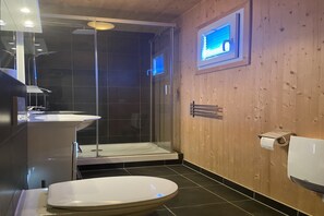 Shower, jetted bath, hair dryer - Chalet with infrared sauna (Hohentauern)