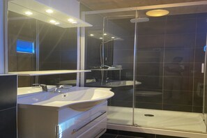 Shower, jetted bath, hair dryer - Chalet with infrared sauna (Hohentauern)