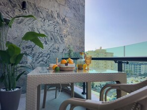 Outdoor dining - Apartment 1+1 Qoople by the sea on the 1st line of Excellence 49 (Alanya)