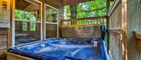 Outdoor spa tub