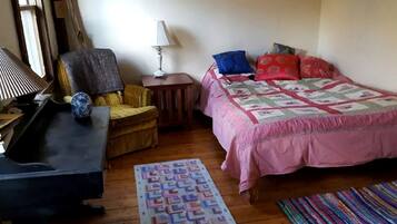 1 bedroom, desk, iron/ironing board, WiFi