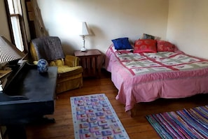 1 slaapkamer, een bureau, een strijkplank/strijkijzer, wifi