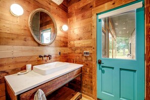 Hair dryer, towels, soap, shampoo - Artisan Cabin with Beautiful Decor and a Classic Fire Pit near Austin, Texas (Elgin)