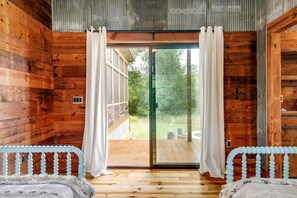 2 bedrooms, desk, WiFi, bed sheets - Artisan Cabin with Beautiful Decor and a Classic Fire Pit near Austin, Texas (Elgin)
