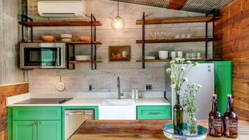 Geladeira, micro-ondas, cooktop, lava-louças