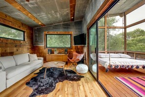 TV, fireplace, DVD player, ping pong - Artisan Cabin with Beautiful Decor and a Classic Fire Pit near Austin, Texas (Elgin)