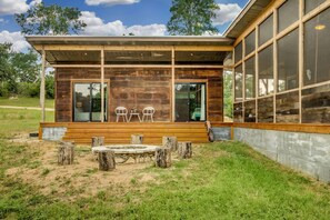 Outdoor dining - Artisan Cabin with Beautiful Decor and a Classic Fire Pit near Austin, Texas (Elgin)