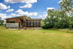 Exterior - Artisan Cabin with Beautiful Decor and a Classic Fire Pit near Austin, Texas (Elgin)