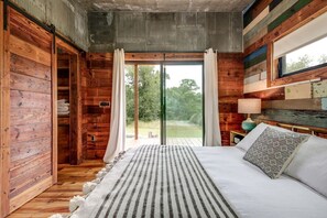 2 bedrooms, desk, WiFi, bed sheets - Artisan Cabin with Beautiful Decor and a Classic Fire Pit near Austin, Texas (Elgin)