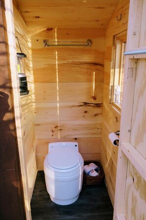 Hair dryer, towels, soap, shampoo - Modern Waterfront Yurt for a Romantic Getaway with a Hot Tub in the Monadnock Region, New Hampshire (Bennington)