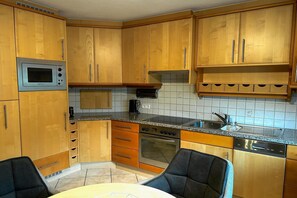 Fridge, microwave, stovetop, dishwasher - Cozy holiday home with mountain views (Breitenbach am Inn)