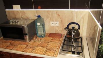 Deluxe Studio Suite, Garden View | Private kitchen