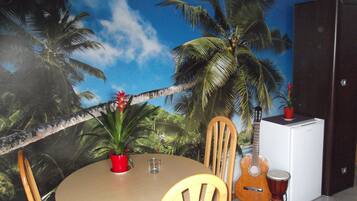 Deluxe Studio Suite, Garden View | Living area