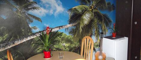 Deluxe Studio Suite, Garden View | Living area