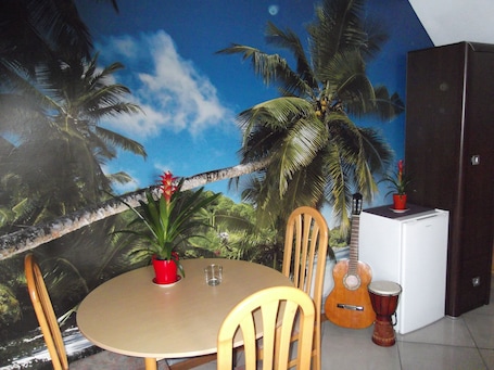 Deluxe Studio Suite, Garden View | Living area. Noclegi w Zieleni