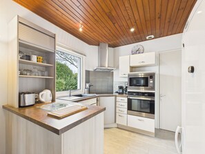Fridge, microwave, oven, dishwasher - House for 4 adults and 1 child with garden (Le Bois-Plage-en-Ré)