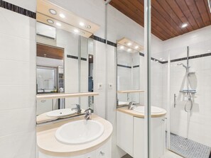 Shower, hair dryer - House for 4 adults and 1 child with garden (Le Bois-Plage-en-Ré)