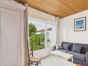 TV - House for 4 adults and 1 child with garden (Le Bois-Plage-en-Ré)