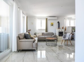 Télévision, cheminée