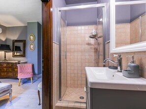 Douche, sèche-cheveux, bidet