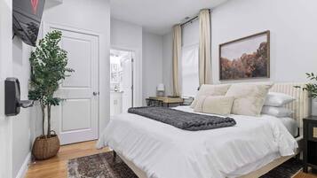4 slaapkamers, een strijkplank/strijkijzer, reisbedje, gratis wifi
