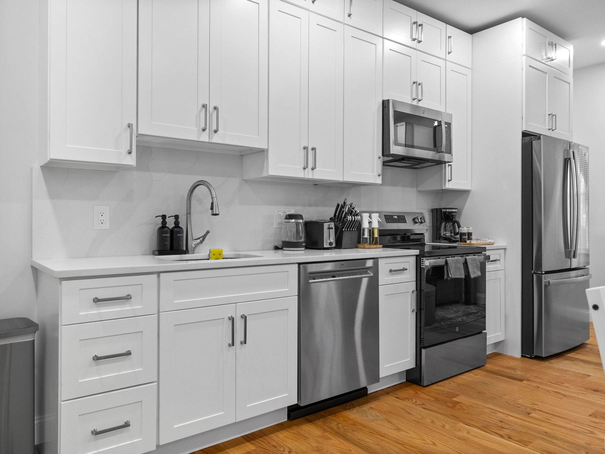 Refrigerador, microondas, horno y parrilla de estufa 