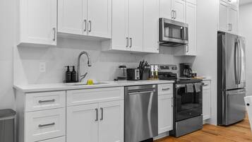 Refrigerador, microondas, horno y parrilla de estufa