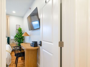 Iron/ironing board, travel cot, free WiFi, bed sheets - Modern LUX | Deck+ Parking | Near T Harvard/MIT/BU (Cambridge)