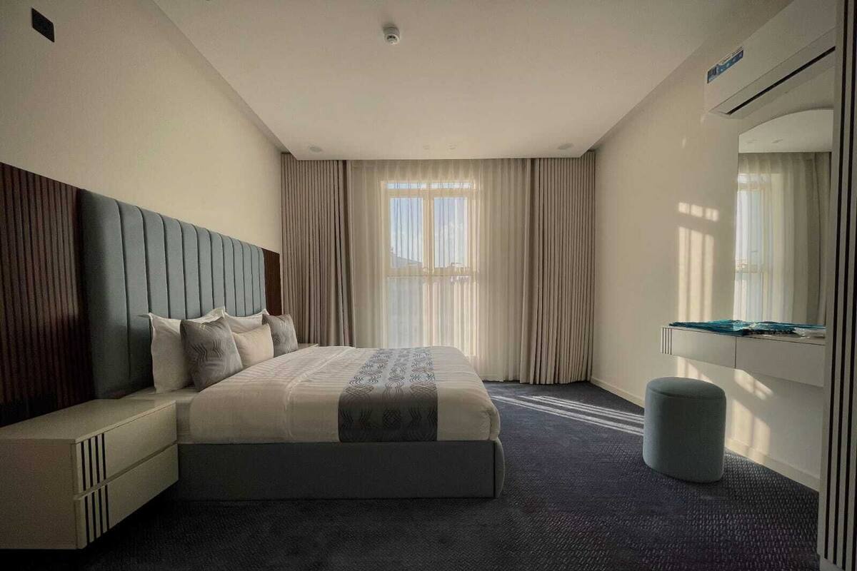 Mörkläggningsgardiner, strykjärn/strykbräda och gratis wi-fi