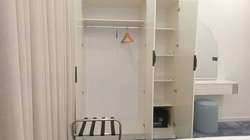 Mörkläggningsgardiner, strykjärn/strykbräda och gratis wi-fi